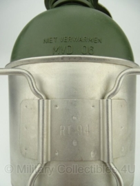 Kmar Koninklijke Marechaussee Veldfles MOLLE met RVS beker en ZWARTE hoes - MOLLE - 800 ml - model voor aan het OPS vest - origineel