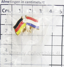 Nederlands Duitse Corps landsvlaggen speld 15 jaar samenwerking  - 2 x 2,5 cm - origineel