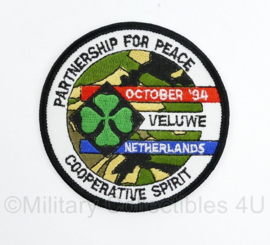 Embleem Oktober 1994 Veluw Partnership for peace Veluwe Netherlands Cooperative Spirit 4e Divisie - diameter 8 cm - origineel