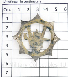 Luchthavenpolitie Schiphol pet embleem vroeg model  - 5 x 5 cm - origineel