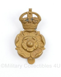 Wo2 Britse cap badge  Yorkshire Dragoons - Kings Crown - 4,5 x 2,5 cm - origineel