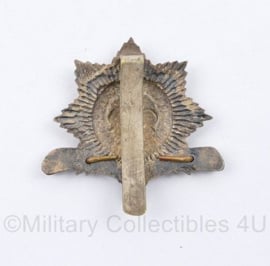 Britse cap badge 4th Royal Irish Dragoon Guards - 5 x 4,5 cm - origineel
