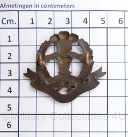 Britse cap badge Middlesex Regiment - 5 x 4,5 cm - origineel