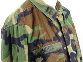 US Army woodland BDU jas Intelligence met insignes - maat Medium-short - origineel