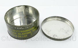 KL Nederlandse leger blik voor 10M 33VT Vuurkoord 33FT Fuse Blasting Time - 12 x 6 cm  - origineel