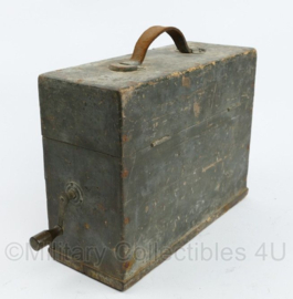 Ericcson veldtelefoon van rond 1900 - vroeg model hout - 30 x 11 x 22,5 cm - origineel