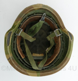 Defensie composiet helm met Woodland camo overtrek en elastiek - gedragen - maat Medium - origineel