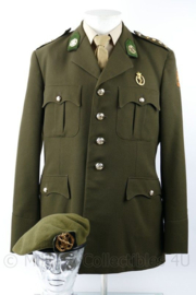 Defensie DT jas 1964 Kolonel Geneeskundige dienst met bijbehorende baret maat 61- uniformjas met brevet Geneeskundige dienst  - maat 53 -  origineel