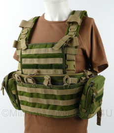 KCT Korps Commandotroepen Custom Warrior Assault Systems MOLLE Chestrig met 2 TT Tasmanian Tiger Utility pouches - gedragen - origineel