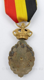Gouden Belgische Arbeidersmedaille insigne medaille Dus decoration du Travail de 1e Classe habilete Moralite - 10 x 3,5 cm - origineel