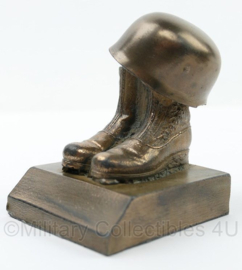 Luftwaffe beeldje met Fallschirmjager helm en laarzen - 6 x 6,5 x 8 cm