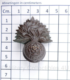 Britse WO2 cap badge The Royal Fusiliers - 5 x 4,5 cm - origineel