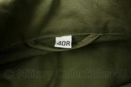 WO2 US Army replica M43 Field jacket met embleem van de 4th Infantry Division - maat 40 R = NL maat 50 (medium) - Replica