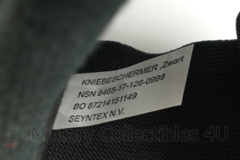 Defensie zwarte kniebeschermers - 16 x 1½ x 24 cm - licht gebruikt - origineel