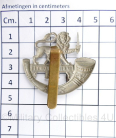 Britse WO2 cap badge Herefordshire Light Infantry Manu Forti - 5 x 5 cm - origineel
