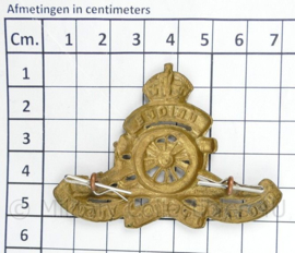 WO2 Britse Cap badge Artillery Regiment Kings Crown - 7 x 5 cm - origineel