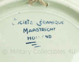 Bord Herrijzend Nederland Naar Vrede en Welvaart 1945 - Maker Societe Keramique Maastricht - diameter 22,5 cm - origineel