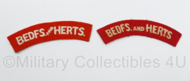 Britse leger Bedfs. and Herts. Bedfordshire and Hertfordshire Regiment shoulder titles PAAR - 10,5 x 3 cm - origineel