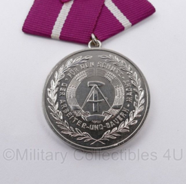 DDR NVA medaille für treue Pflichterfüllung in der Zivilverteidigung der DDR im silber in doosje - origineel