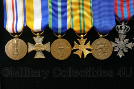 KM Koninklijke Marine medaille balk met 8 kleine medailles in doosje - 11 x 3,5 x 16 cm - origineel