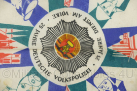 DDR doek 25 Jahre Deutsche Volkspolizei - 64 x 60 cm - gebruikt - origineel