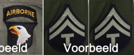 Het aanbrengen van 1 Divisie Patch & 2 rank stripes op een jas / uniform