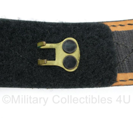 Universele Politie Safariland Contoured Buckleless Duty Belt 942 lederen koppel zwart - gedragen - omtrek 80 a 90 cm. - origineel