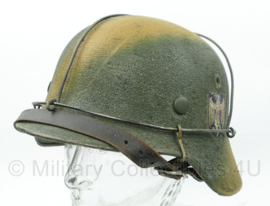 WO2 Duitse Heer DD M40 camo helm - met replica verf, kinriem, decals en chicken wire - maat 62 helmpot - origineel