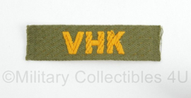 Defensie VHK straatnaam Vrouwen Hulpkorps model 1946 tot 1948 - 9 x 2 cm - origineel