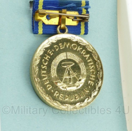 DDR NVA Johan Heinrich Pestalozzi-Medaille für treue Dienste Gold - origineel