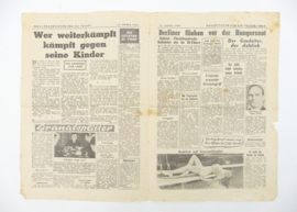 WO2 De Nachrichten krantje 12 april 1945 uitgeworpen door de Geallieerde luchtmacht boven bezet Duits grondgebied - origineel