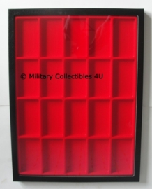 Vitrine groot 42 x 32 cm - met rode inleg en 20 vakken