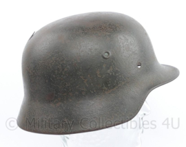 WO2 Duitse M40 Stahlhelm Single decal ET64 - met battle damage - origineel