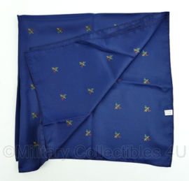 Marine sjaal - donkerblauw met zwaardiconen - "Conjunctis viribus subnixi" - 75 x 75 cm - gedragen - origineel