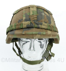 KMARNS Korps Mariniers M92 M95 composiet helm met parakinriem en Forest camo overtrek - maat Small - origineel