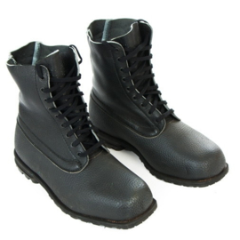Zweedse zwarte leren schoenen - rubberen zool en rubberen onderkant, lederen bovenkant - maat 255 tm. 280   - origineel