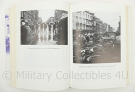 Diender in Amsterdam, de beproevingen van een politiekorps 1966-1999 - 24½ x 18 x 5 cm