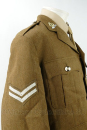 Britse leger No. 2 Dress Army met insignes - maat 170 cm. lengte en 112 cm. borstomtrek - licht gedragen - origineel