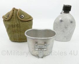 WO2 US Army veldfles set - RVS fles uit 1944, RVS beker uit 1944 en khaki hoes uit 1944 British made - origineel