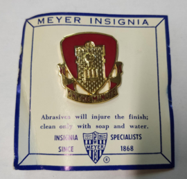 US Army 37th Field Artillery Battalion Distinctive Unit embleem unit crest metaal - 3 x 2,6 cm - maker Meyer - origineel