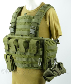 TT Tasmanian Tiger TT Chest Rig met droppouch, double pistol mag pouch, 4 M4 mag pouches en 2 utility pouches - gedragen - origineel