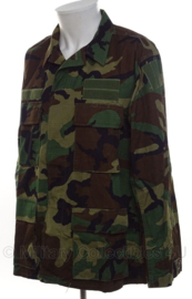 US Army Woodland camo uniform jas met patches - gebruikt door KLU Luchtmacht - maat Med/Reg - origineel