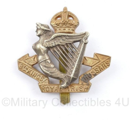 WO2 Britse cap badge 3rd Kings Royal Irish Hussars Kings Crown - 5 x 4,5 cm - origineel