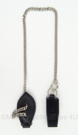 Koninklijke Marechaussee fluitje met knoopsgat bevestiging en koord - NIEUW in verpakking- origineel