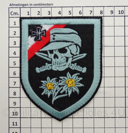 WO2 Duits edelweiss en totenkopf embleem - 11,5 x 10,5 cm