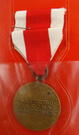 Poolse medaille in hoes - Medal for merit in defending the motherland - 8 x 15 cm - origineel