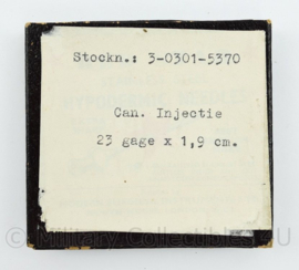 Wo2 Britse naalden set nieuw in doosje - oude etiket made in London zit onder het MVO etiket van 1946 - 8 x 7 cm - origineel