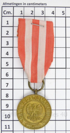 Poolse medaille 9 mei 1945 Medal of Victory and Freedom 1945 - afmeting 3,5 x 10,5 cm - origineel