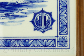 KMAR Gemeentepolitie Brigade Amsterdam Bijstand ingelijst Delft's blauw tegeltje - 23½ x 23½ x 2 cm - origineel