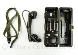 Tsjechische leger TP25 veldtelefoon Bakeliet met draagriem - lijkt op WO2 Duits model -17 x 25,5 x 8,5 cm -  origineel